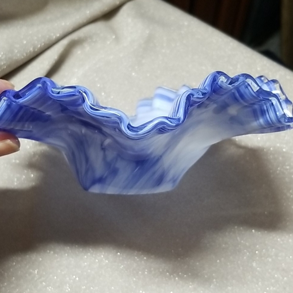 Vintage Art Glass Ruffled Edge Bowl - Picture 3 of 5